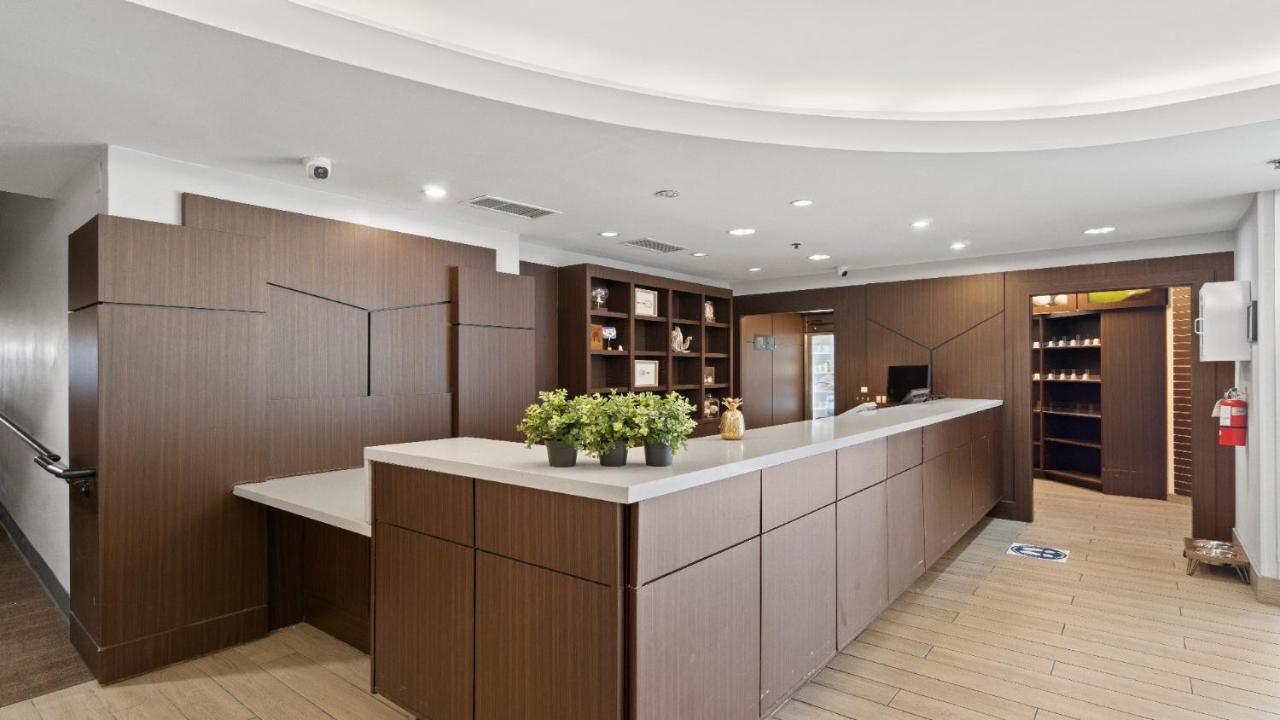 315 Loso Hotel Airport Шарлът Екстериор снимка