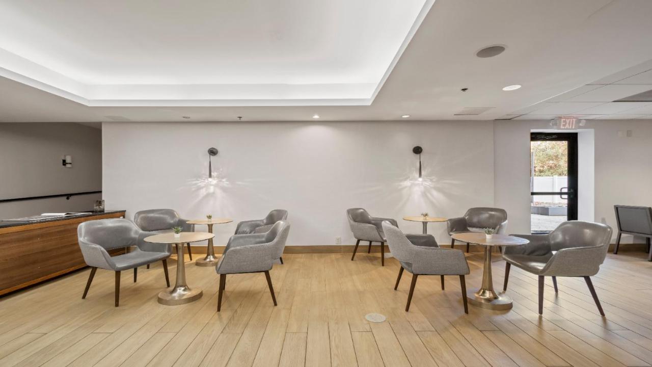 315 Loso Hotel Airport Шарлът Екстериор снимка