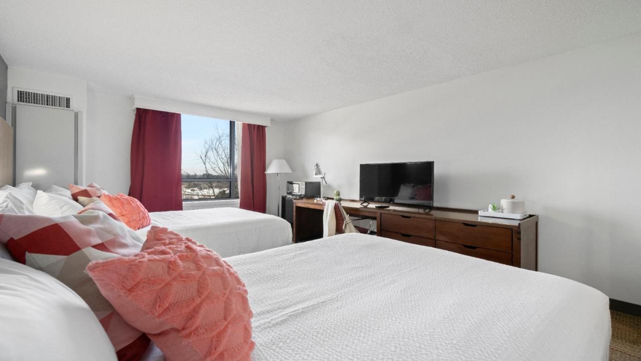 315 Loso Hotel Airport Шарлът Екстериор снимка