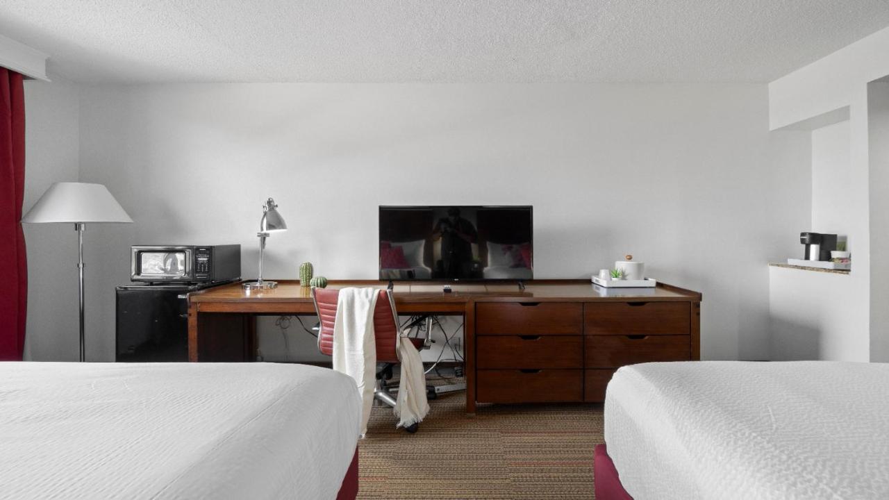 315 Loso Hotel Airport Шарлът Екстериор снимка