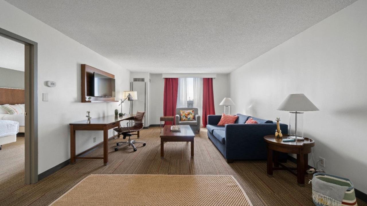 315 Loso Hotel Airport Шарлът Екстериор снимка