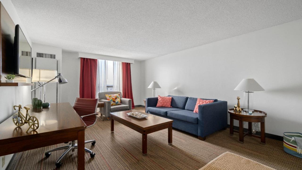 315 Loso Hotel Airport Шарлът Екстериор снимка