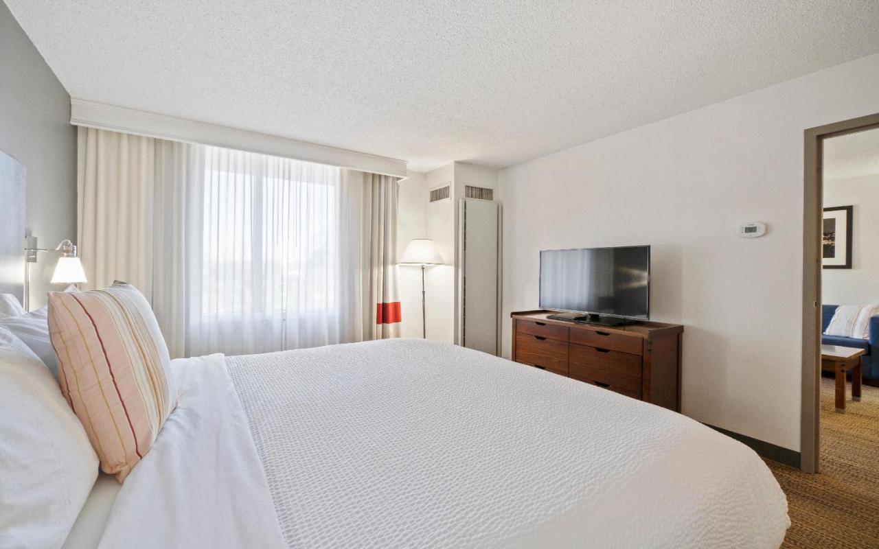 315 Loso Hotel Airport Шарлът Екстериор снимка