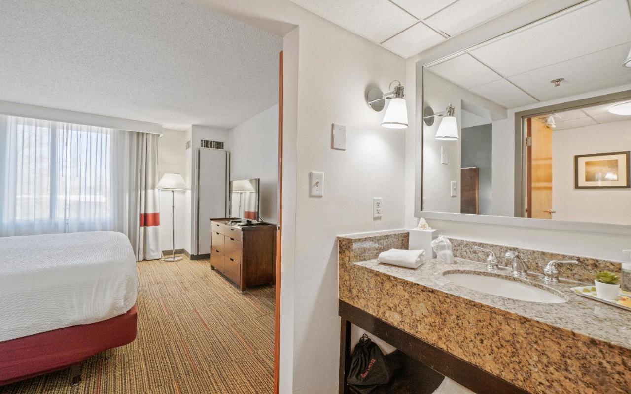 315 Loso Hotel Airport Шарлът Екстериор снимка