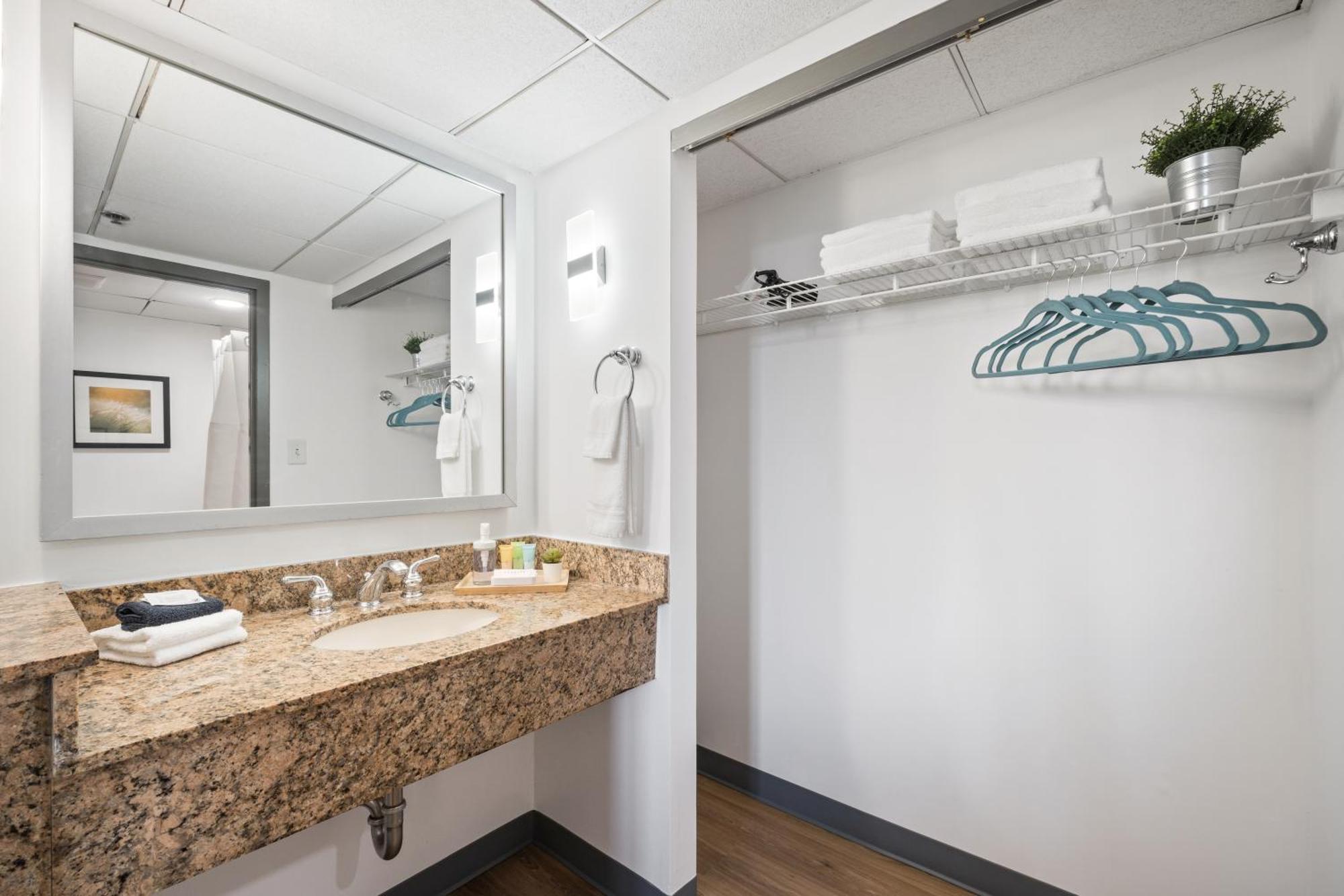 315 Loso Hotel Airport Шарлът Екстериор снимка