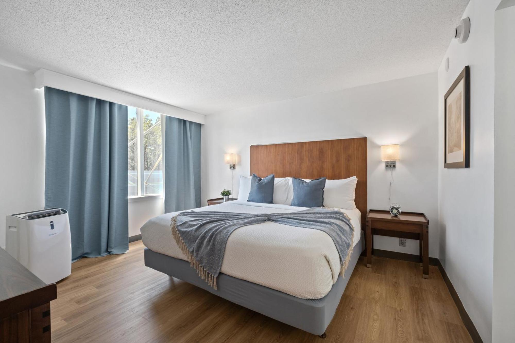 315 Loso Hotel Airport Шарлът Екстериор снимка