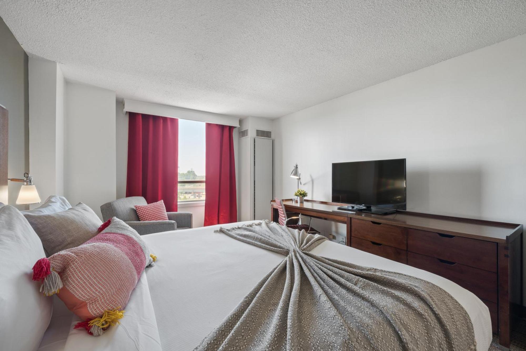315 Loso Hotel Airport Шарлът Екстериор снимка